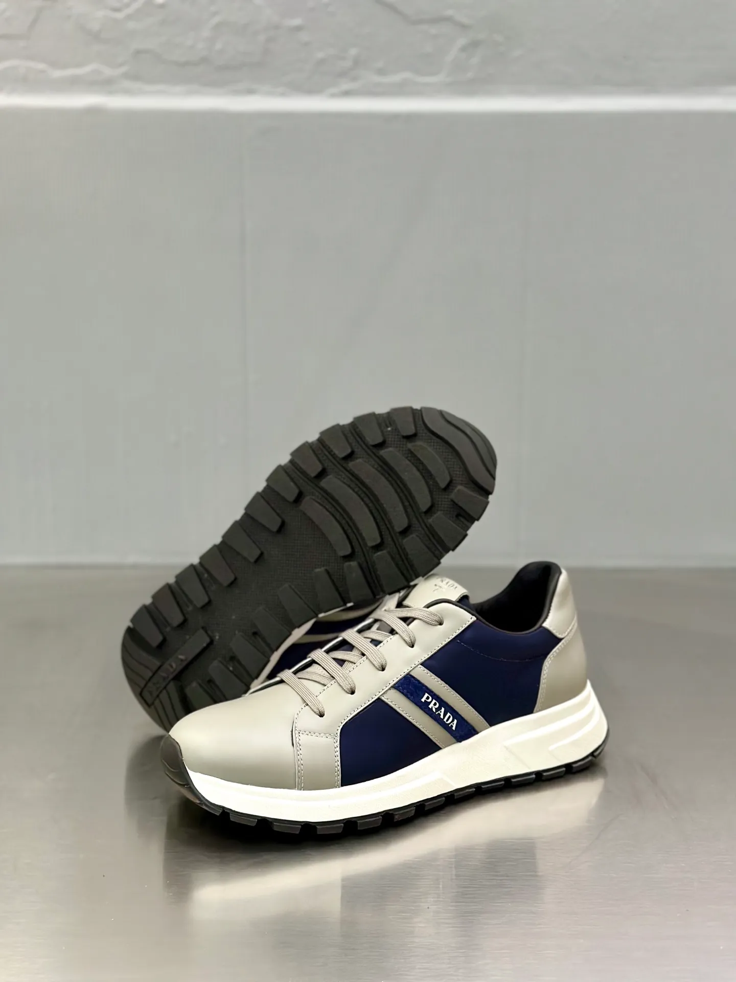 💰740 Prada/Prada men's new mesh stitching sneakers. This sneaker presents a modern version, reinterpreting the brand's archive style with clean lines and smooth details. The shoes are made of calf leather and technical fabric, with a triangular metal logo on the outside, bright TPU decoration on the heel, and a longer and padded inner heel design for a more comfortable fit. The tongue is decorated with a silk-screen logo, and is paired with a hollow rubber sole on the heel. The full cowhide lining comes standard with logo cowhide foot pads, making the upper foot taller, more comfortable, and versatile! Comes with full original packaging! Size: 39-40-41-42-43-44 standard leather shoe size (45 can be customized and does not support returns)